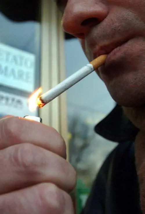 Coltellate per la sigaretta accesa sullautobus