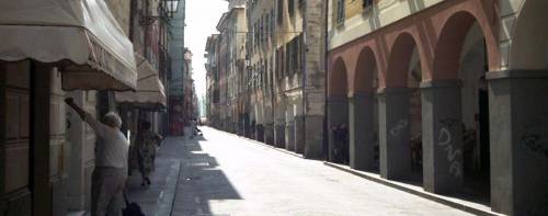 Baraonda sotto i portici di Chiavari