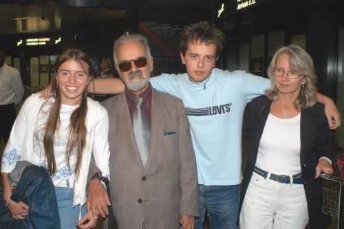 Schröder favorevole a una tassa extra per i ricchi