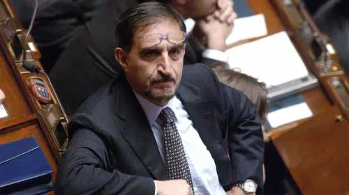 Il tiratore scelto che ama la caccia e la briscola al bar