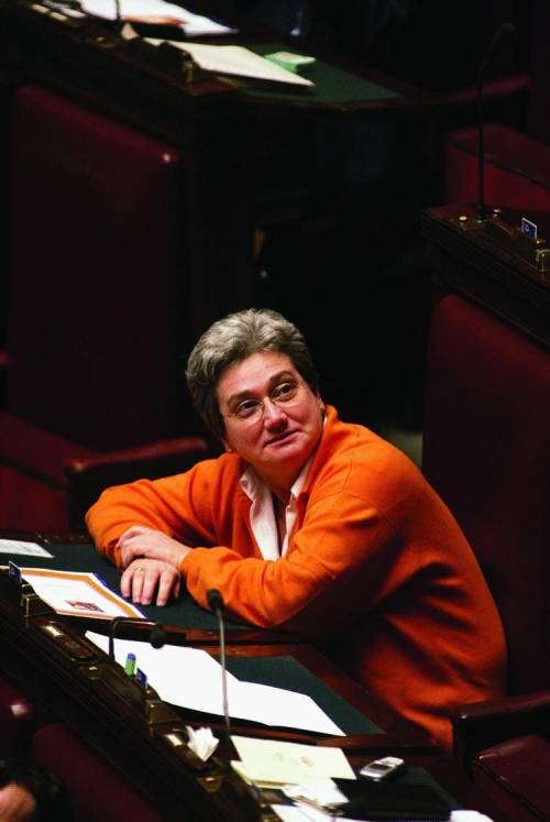 Armati di pistola  rapinano un «Pim»
