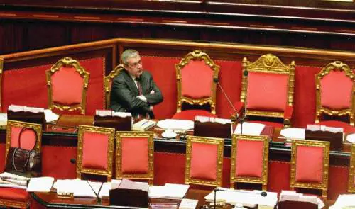 La moda sfila a teatro fra immagini, letture e ricordi di vizi e virtù