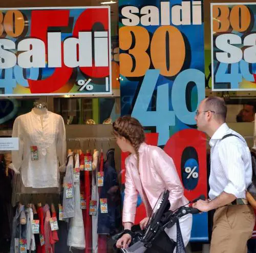 L’inflazione non cresce  e domani via ai saldi