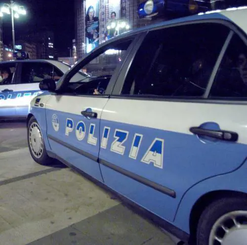 Fuga in città con un uomo sul cofano