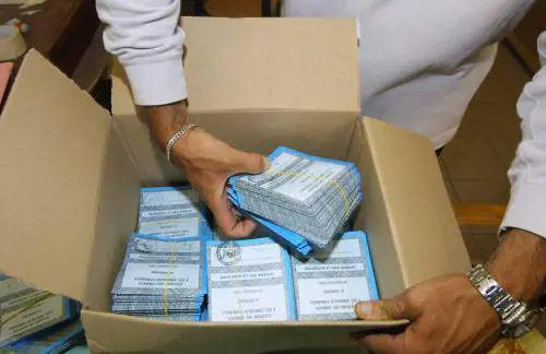 I candidati si cercano sotto lombrellone