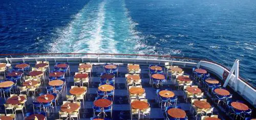 «Non ce la faccio ad atterrare, scendo in acqua»