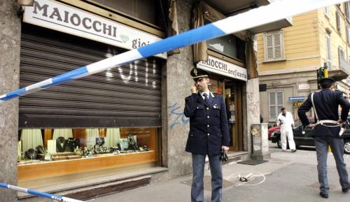 Lanciano le bottiglie dalla finestra