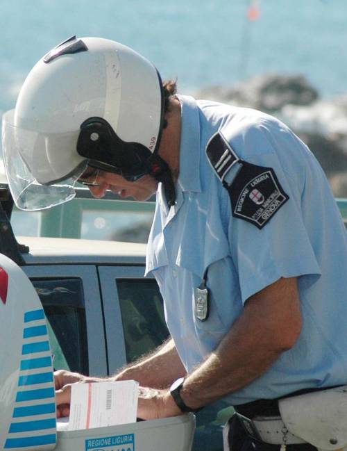 Il capo ai suoi vigili: «Fate almeno sei multe al giorno»