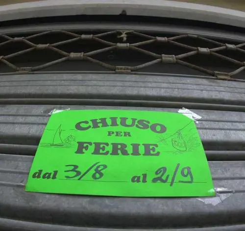 Le 300 saracinesche «alzate per ferie»