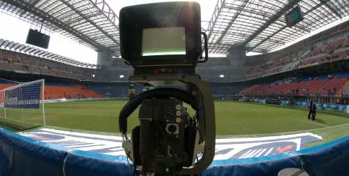 Evade dai domiciliari e ferisce un’agente  