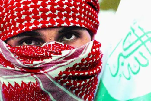 Tentano il colpo in banca Messi in fuga da un agente