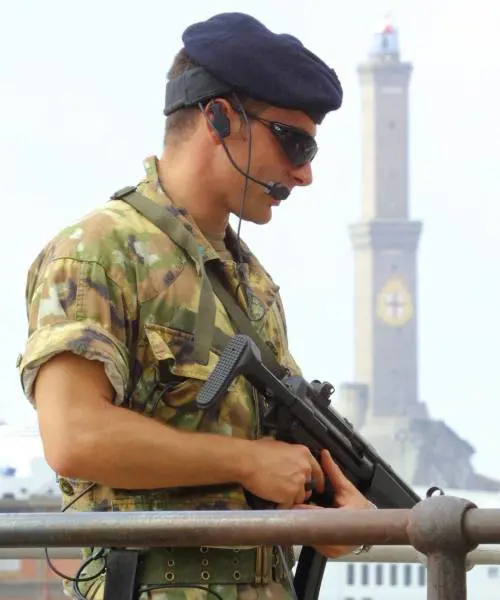 Bassotto divora il volto alla padrona