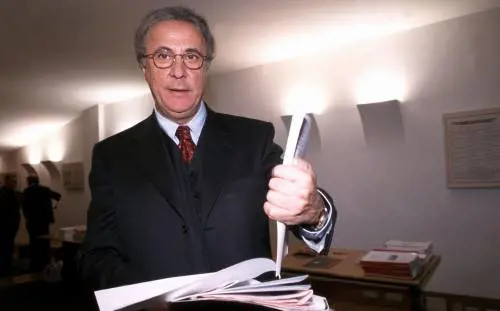 Fini sbugiarda Prodi sulla Cina «Roba da matti, ha le amnesie»