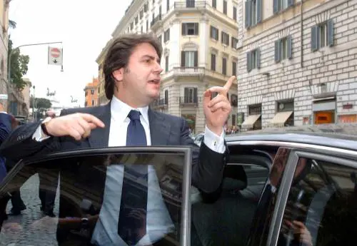 Lascia la tonaca come il fratello e fugge con una donna sposata