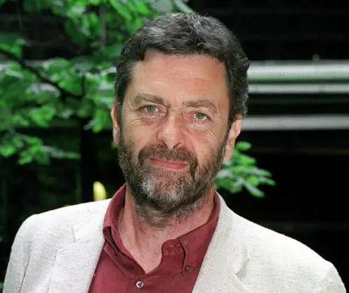 «Veronesi non dice cose di sinistra» Fuoco amico sul candidato per Milano