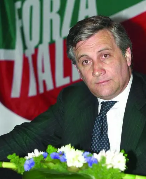 Tremonti torna allEconomia, sfiduciato Fazio