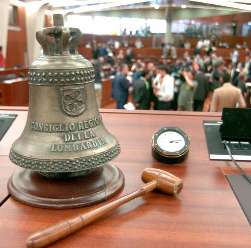 Formigoni «scarica» Cè Fi cerca di metter pace