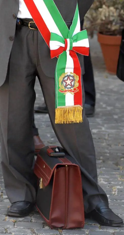 Nove consiglieri si dimettono,  cade il Comune