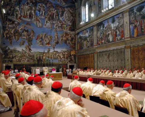 Accoltella due donne dentro  un ipermercato