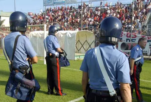 Cariche su donne e bambini ai cancelli
