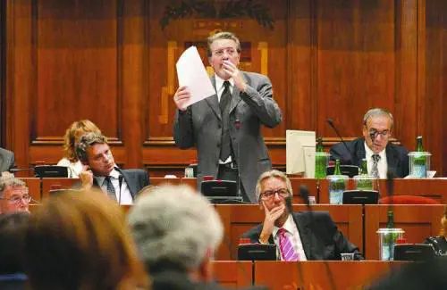 «Picchiava la moglie che si uccise, a processo»