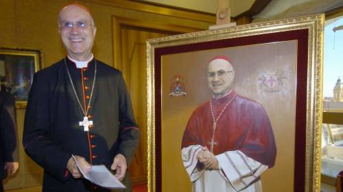 Il cardinale Bertone diventa un quadro