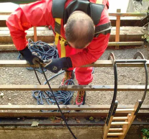 Una notte nellauto in fondo al burrone
