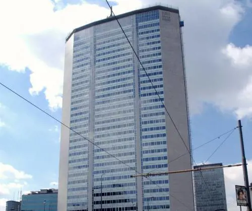 Ora lo scrittore mette in piazza il suo lavoro