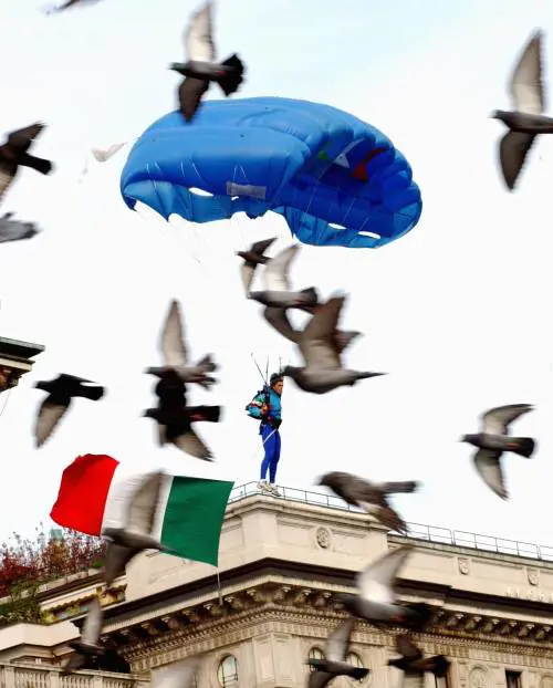 Parà della Folgore oggi atterrano in piazza Duomo