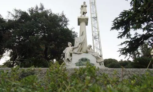 Il viceministro libera Mazzini dalle erbacce