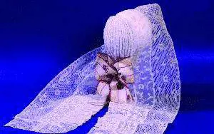 Ardesia e vecchi merletti tra relitti marini e altari