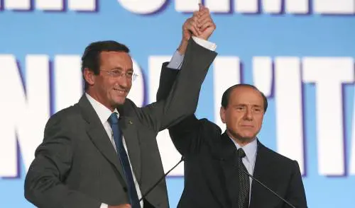 Folla in piazza Diaz, fiaccole e cori contro l’Iran