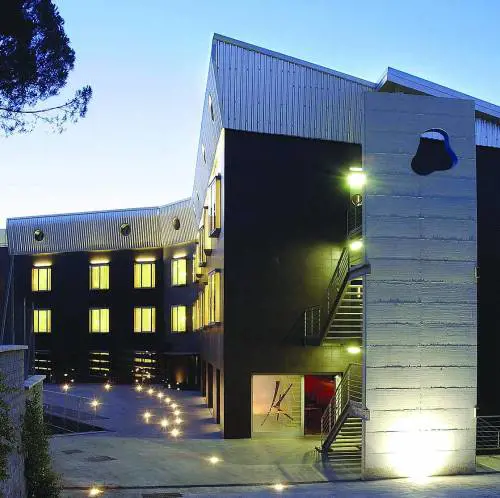 Un albergo in nero, dal design alla piscina