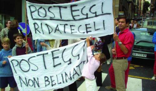 I bambini sulle strisce bloccano traffico e Comune