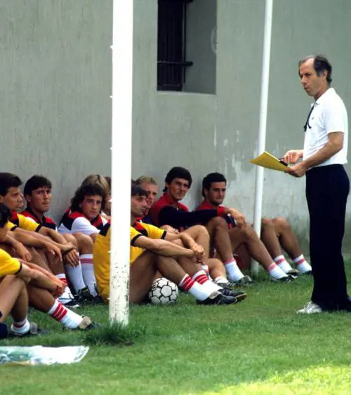 Una maglia rossoblù con la scritta Professore