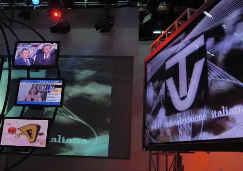 Monarchici e comunisti difendono il tg della Rai