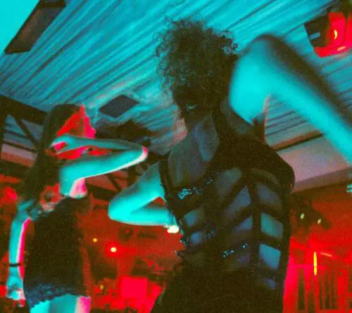 Il doppio lavoro di una ballerina da night 