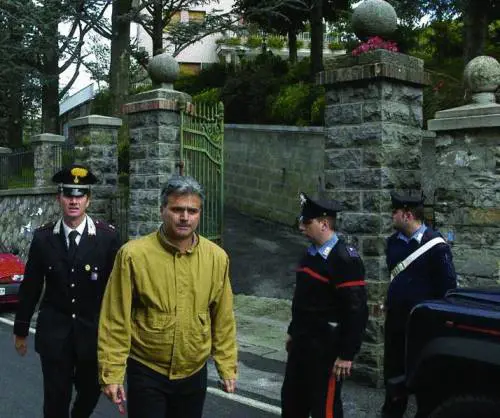 Uccide a fucilate compagna e badante