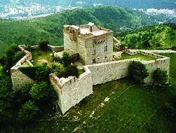 Trekking sui forti, aquiloni in cielo