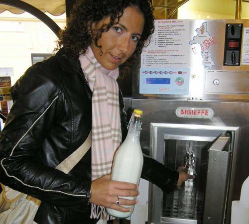 Latte fresco munto dal distributore
