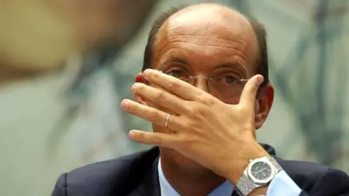 Il guitto disperato che recita davanti a teschi e fantasmi