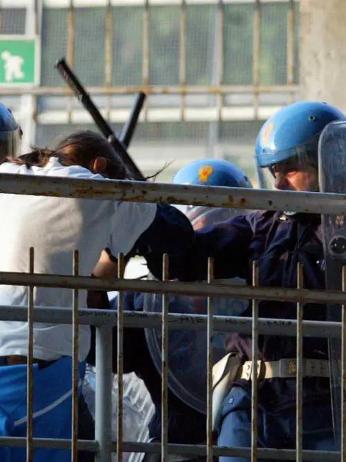 «Volevamo fuggire, la Polizia ci ha caricato»