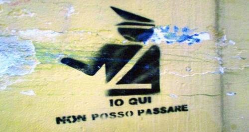 Vicoli, i negozianti si ribellano alle scritte contro la polizia