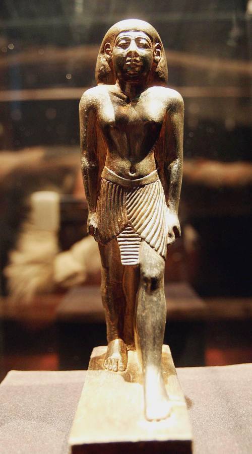 La statuetta si ricongiunge al suo sarcofago
