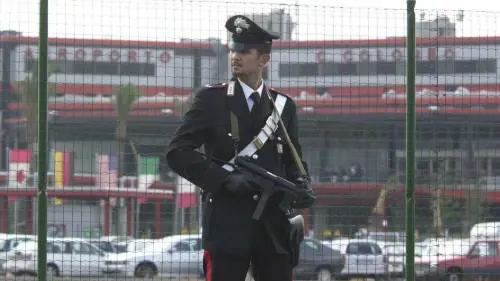 I carabinieri viaggiano in autobus per dare consigli