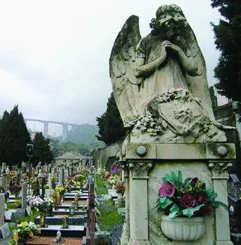 Recco inaugura lascensore dei defunti