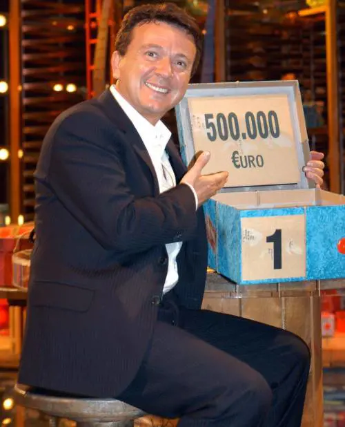 Affari tuoi tira il «pacco» a Cervo