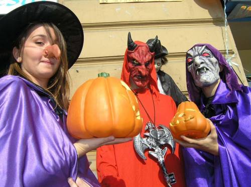 La notte di Halloween a spasso nei paesi infestati dalle streghe
