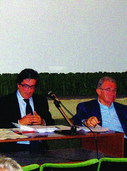 In trecento urlano: «No alle strisce blu o tutti in piazza»