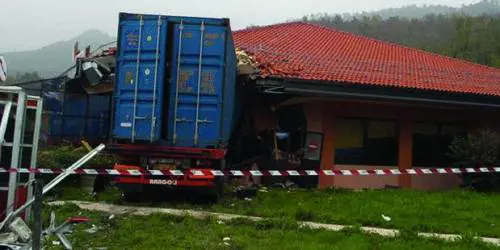 Tir non frena e finisce nella sala dellautogrill